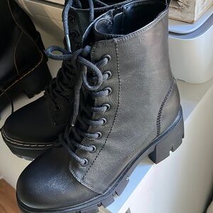 Union Bay Rumble Heeled Combat Boot NEVER WORN size 6